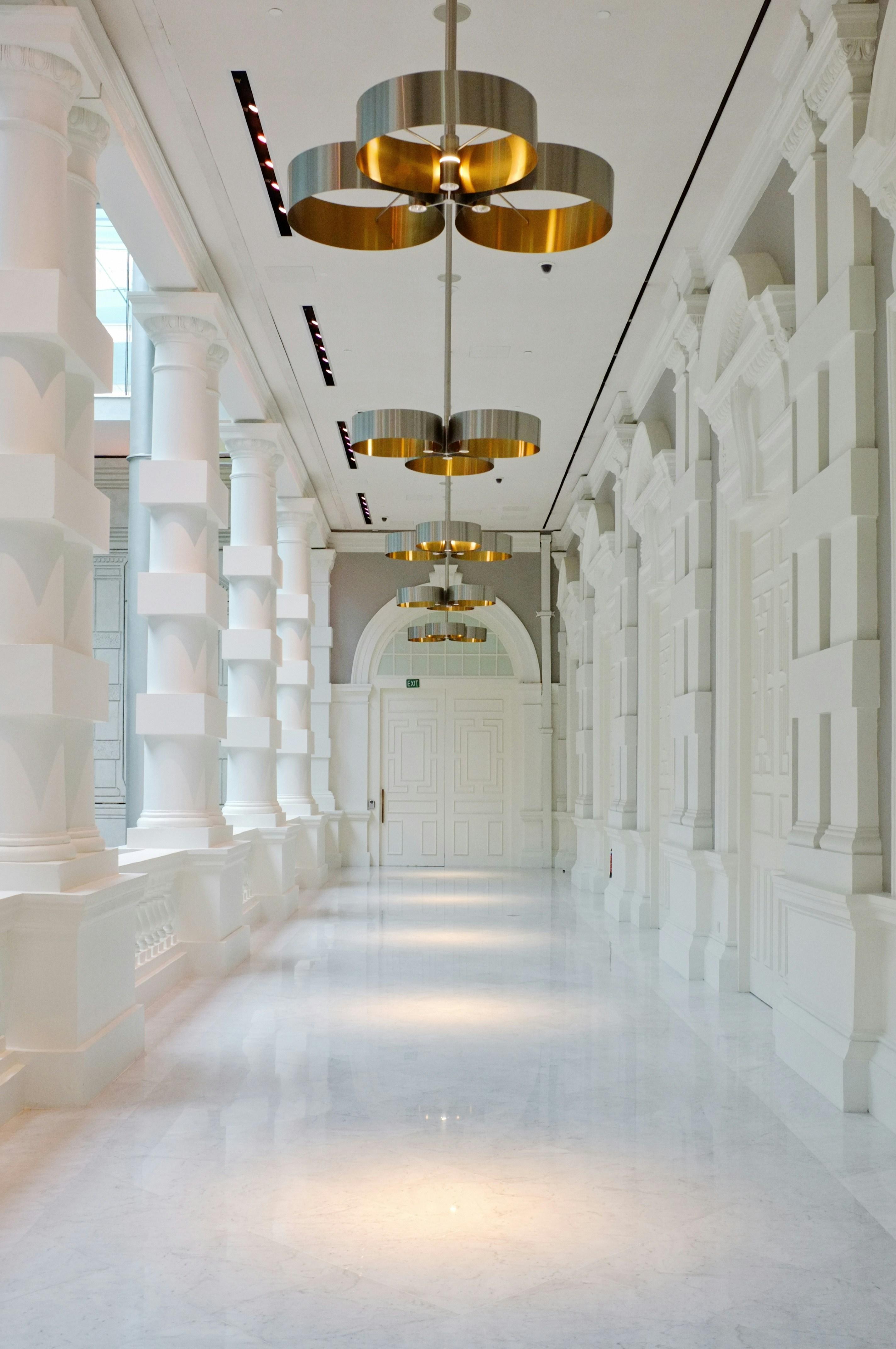 多様な背景を持つ人々が協力している様子